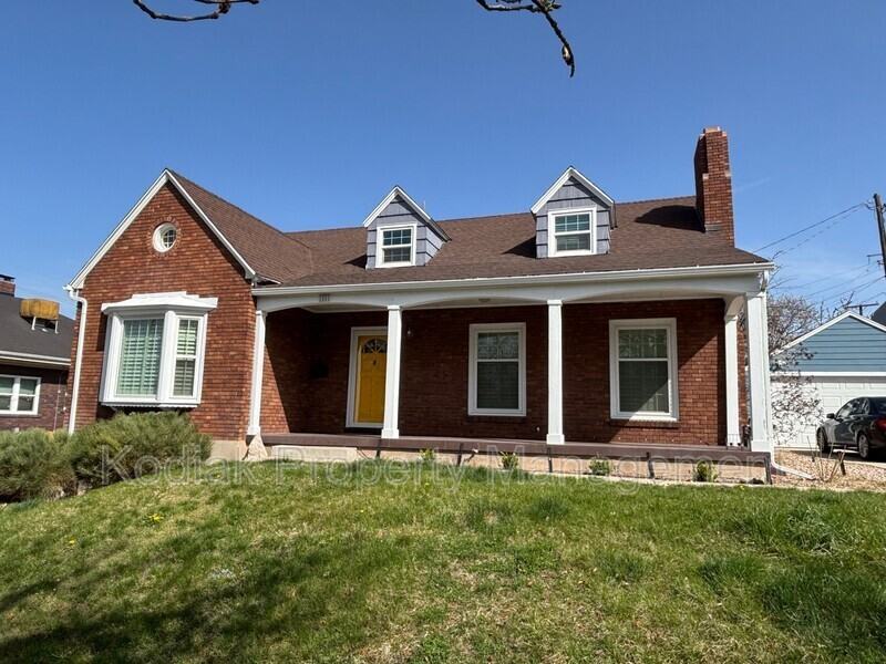1111 E St #B - Photo 4 of 12
