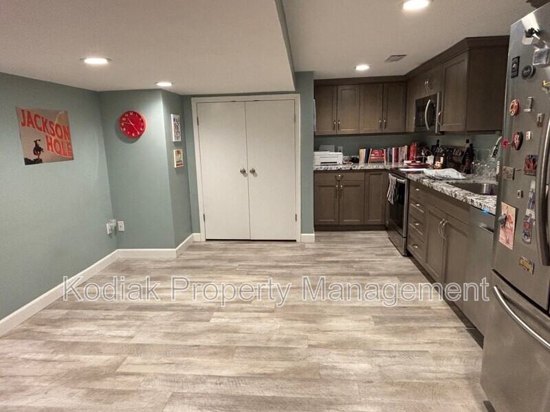 1111 E St #B - Photo 5 of 12