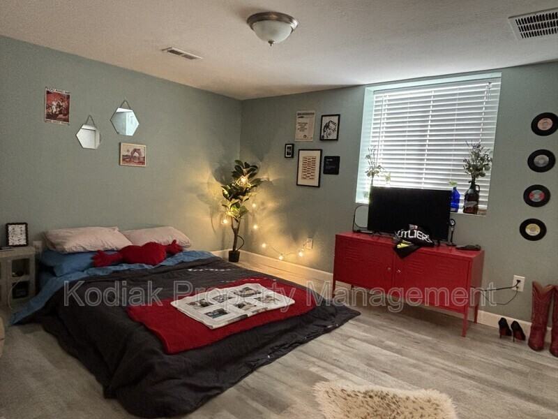1111 E St #B - Photo 7 of 12