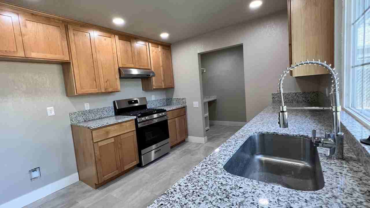 3040 9Th St - Photo 2 of 19