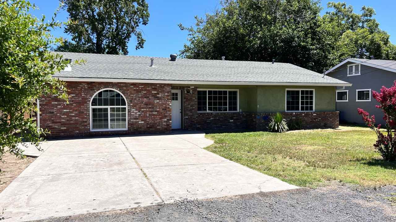 3040 9Th St - Photo 3 of 19