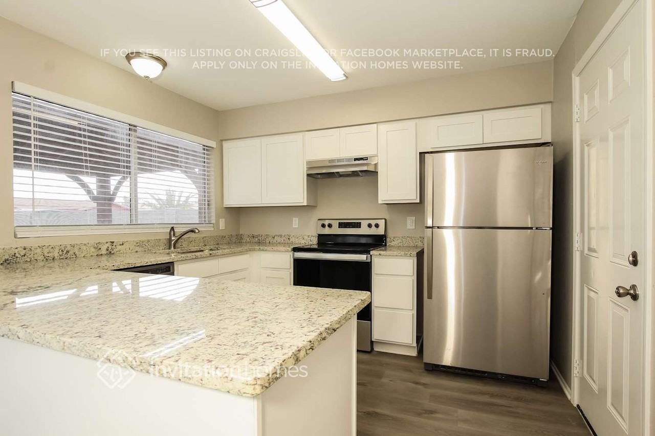 5433 W Altadena Ave - Photo 7 of 17