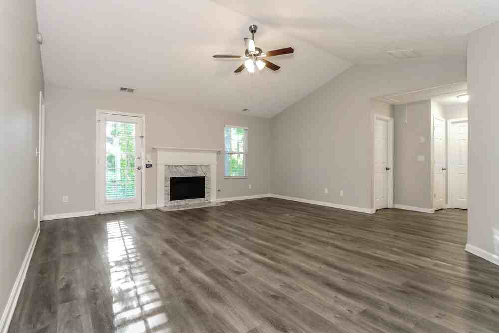 1015 Amelia Grove Ln - Photo 3 of 16