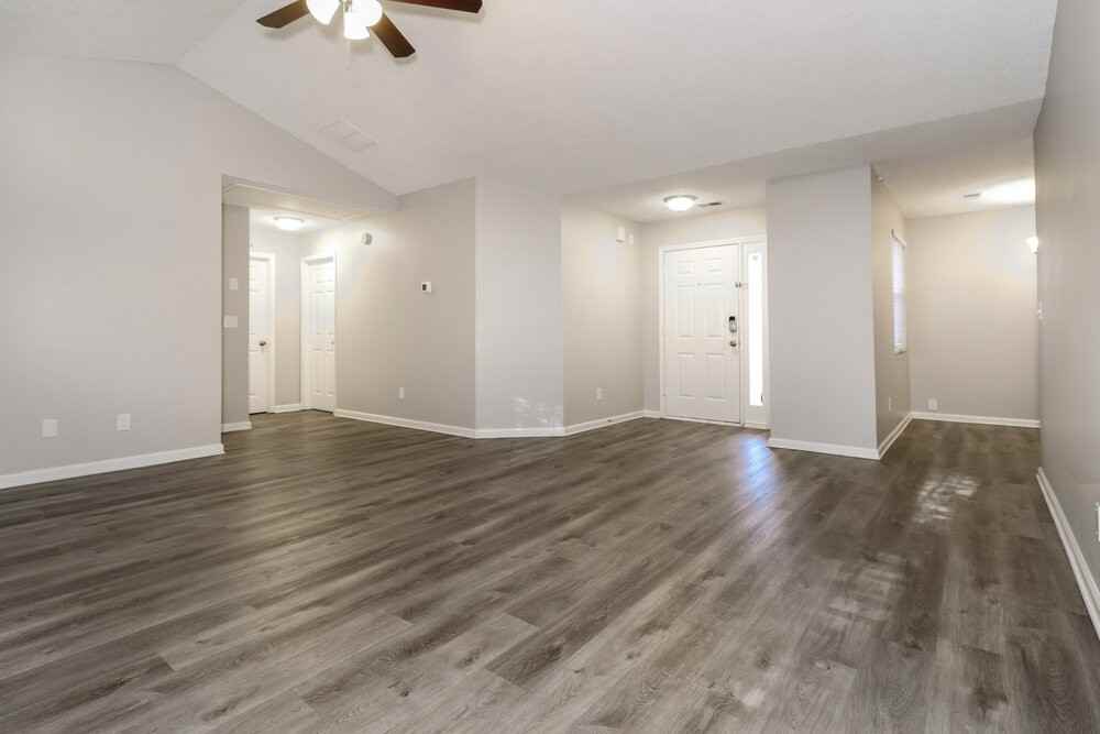 1015 Amelia Grove Ln - Photo 4 of 16