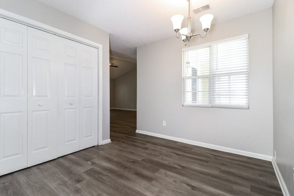 1015 Amelia Grove Ln - Photo 5 of 16