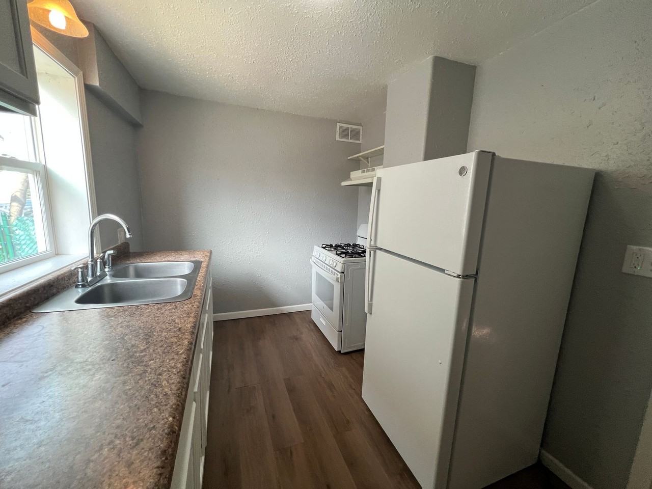 714/716 Chicago Avenue - Photo 2 of 9