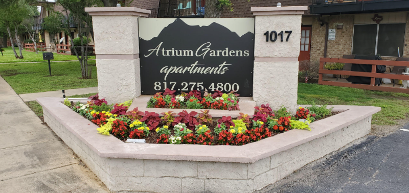 1023 W Pioneer Pkwy - Photo 2 of 14