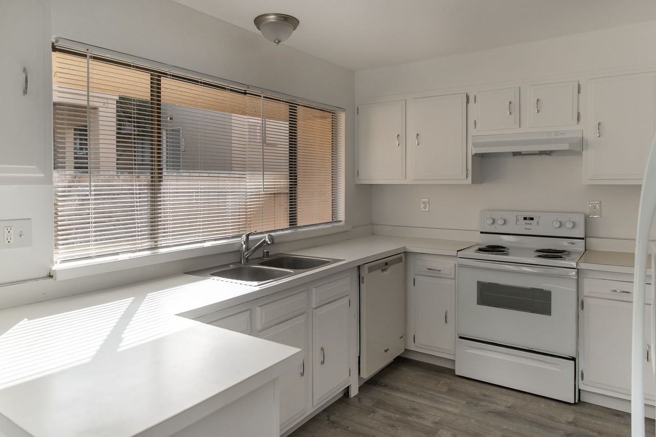 1194 Trinity Ave - Photo 4 of 12