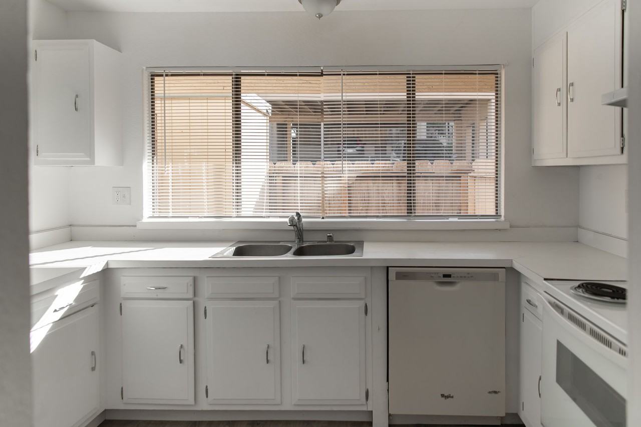 1194 Trinity Ave - Photo 5 of 12