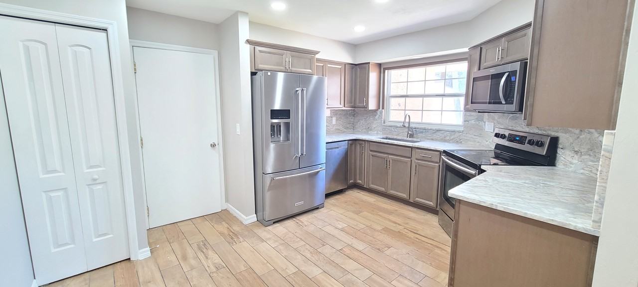 816 Brimfield Ct #NA - Photo 2 of 30