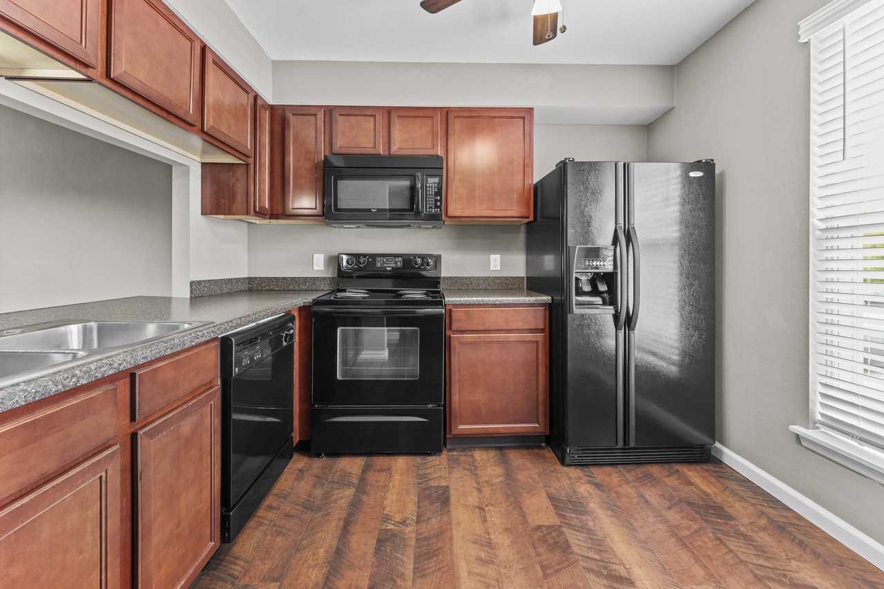 1943 Greenpoint Drive ##301 - Photo 3 of 4