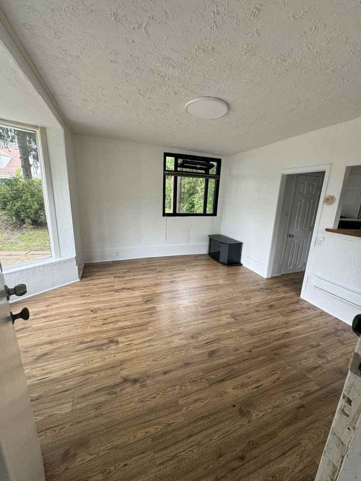 900 Lakeshore Road West - Photo 2 of 5