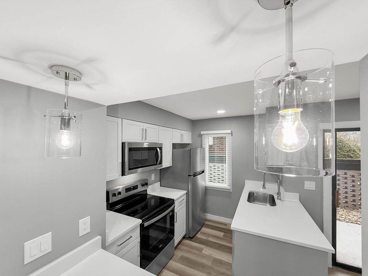 Elizabeth Green - Photo 2 of 50