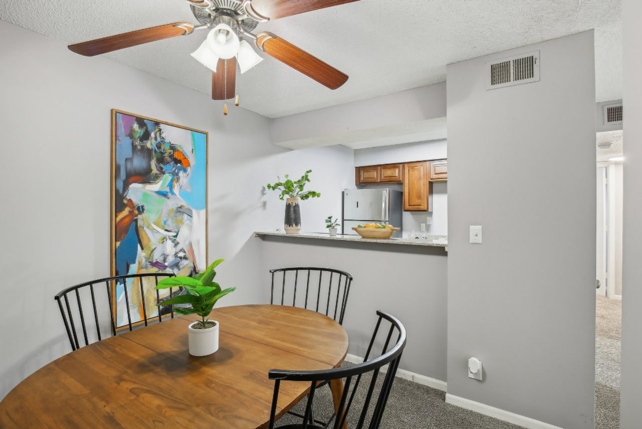 University Villa Apartments - Photo 7 of 35