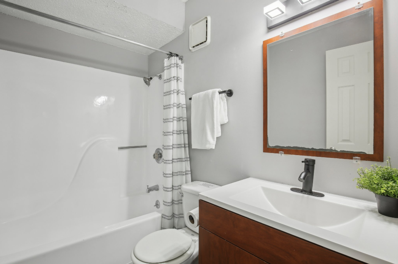 University Villa Apartments - Photo 4 of 35