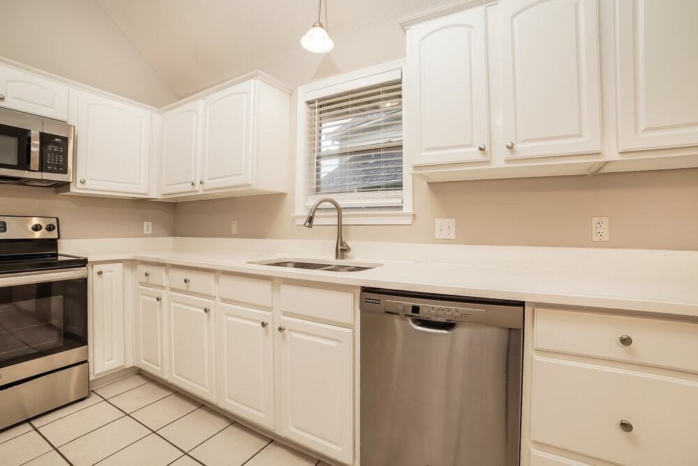 3950 Spring Lakes Cir - Photo 6 of 16