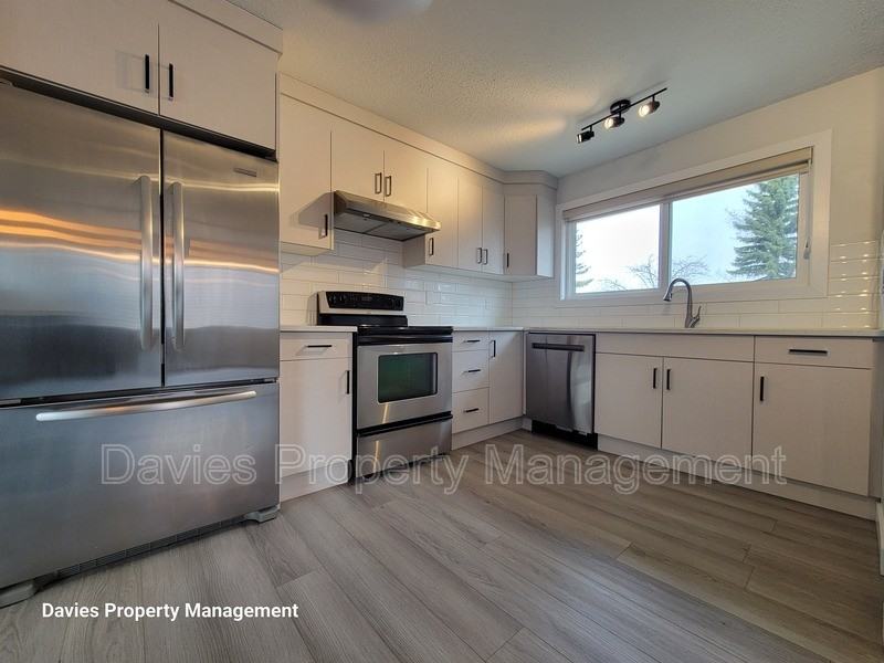 7424 41 Ave Nw #MAIN - Photo 2 of 16