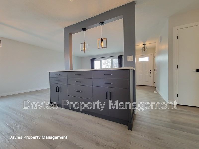 7424 41 Ave Nw #MAIN - Photo 3 of 16