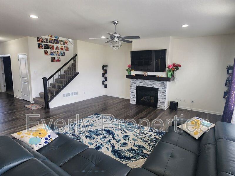 N47W22377 Woodleaf Way - Photo 2 of 34