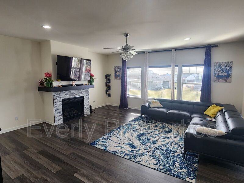 N47W22377 Woodleaf Way - Photo 3 of 34