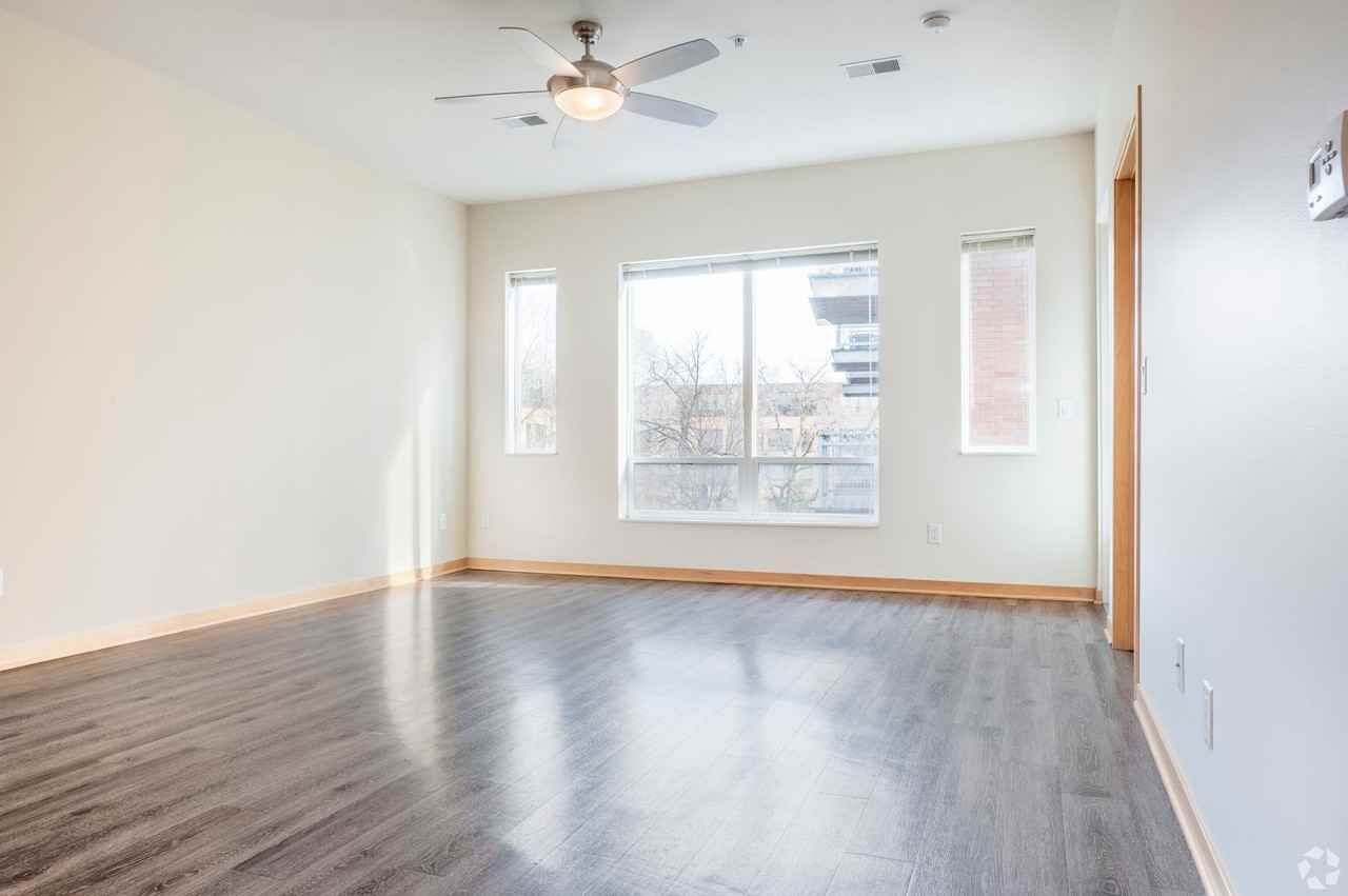 640 West - Photo 4 of 22