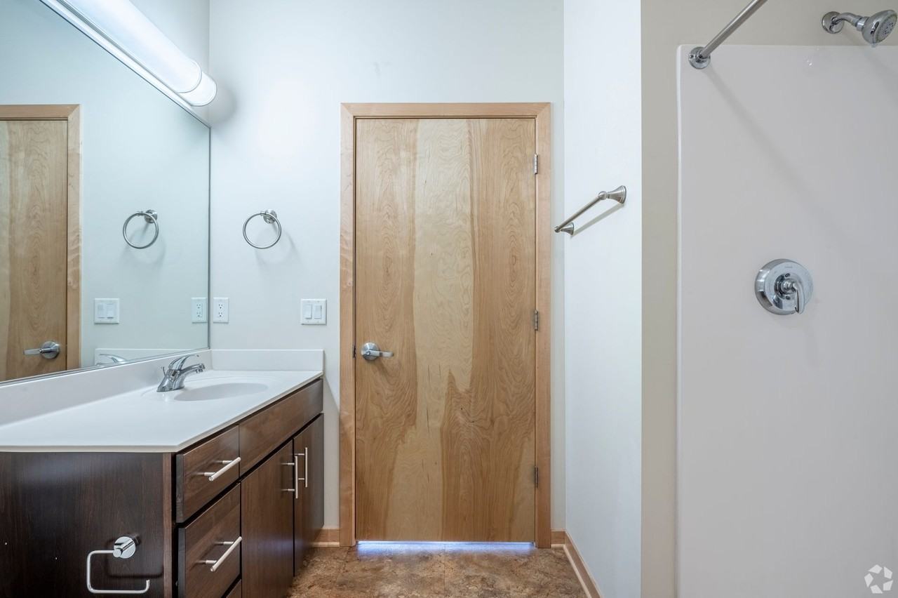 640 West - Photo 5 of 22