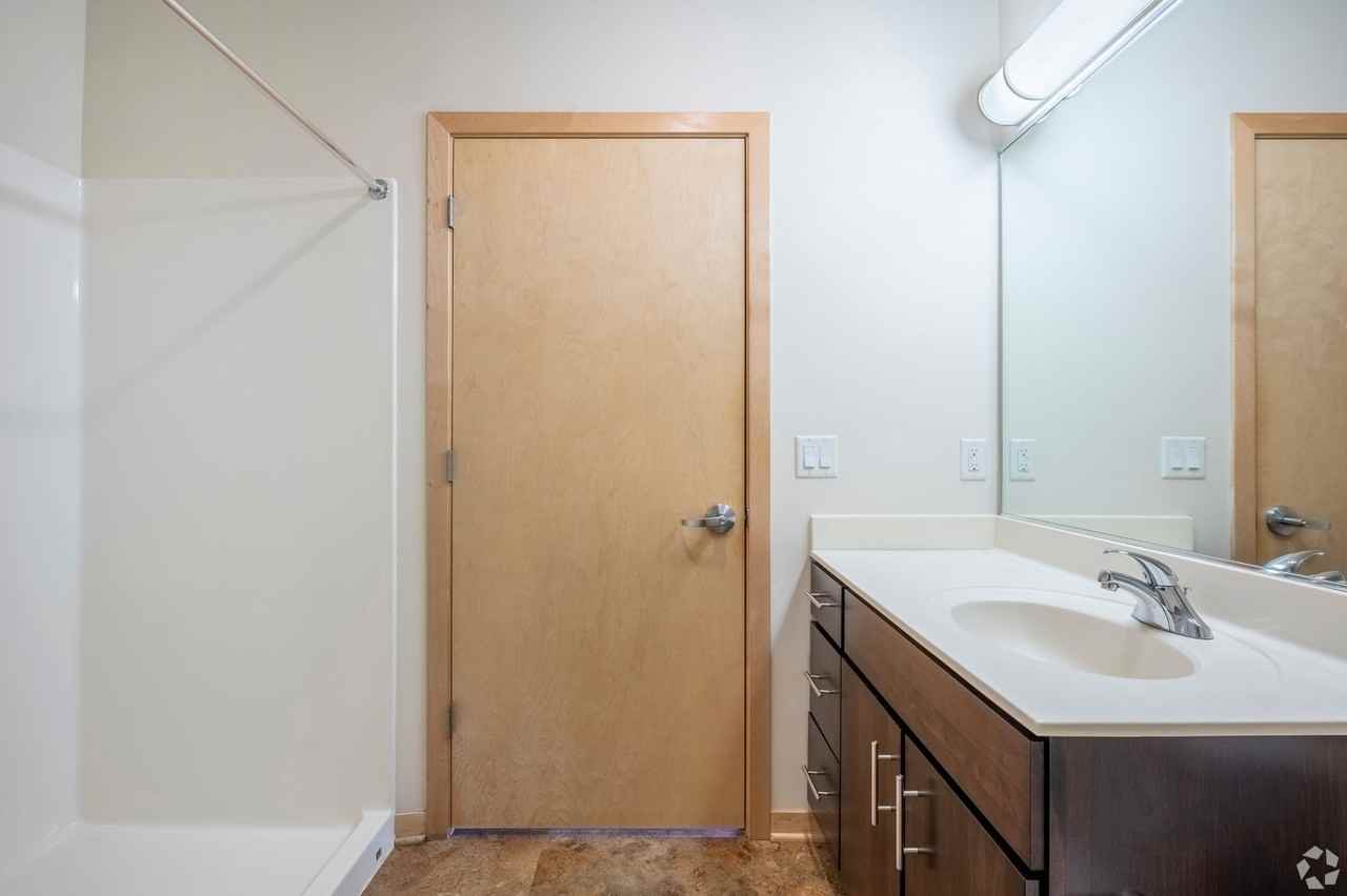 640 West - Photo 6 of 22