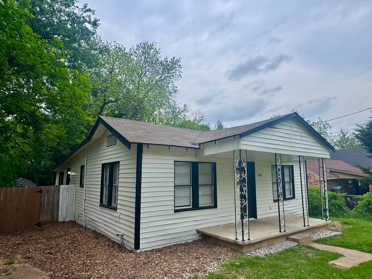 1005 Anahuac Ave - Photo 2 of 18