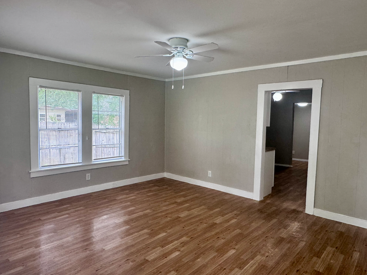 1005 Anahuac Ave - Photo 3 of 18