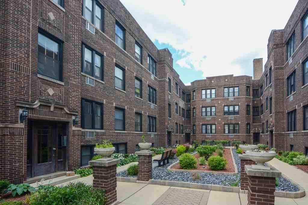 740 W Addison St #2N