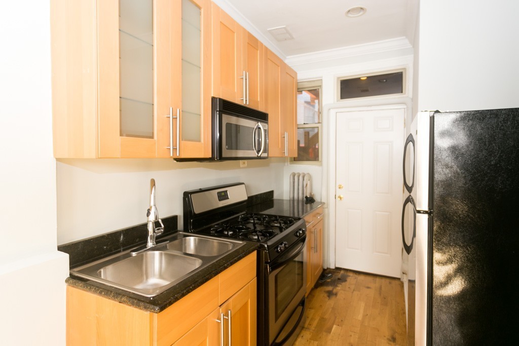 548 W Surf St #G - Photo 3 of 20