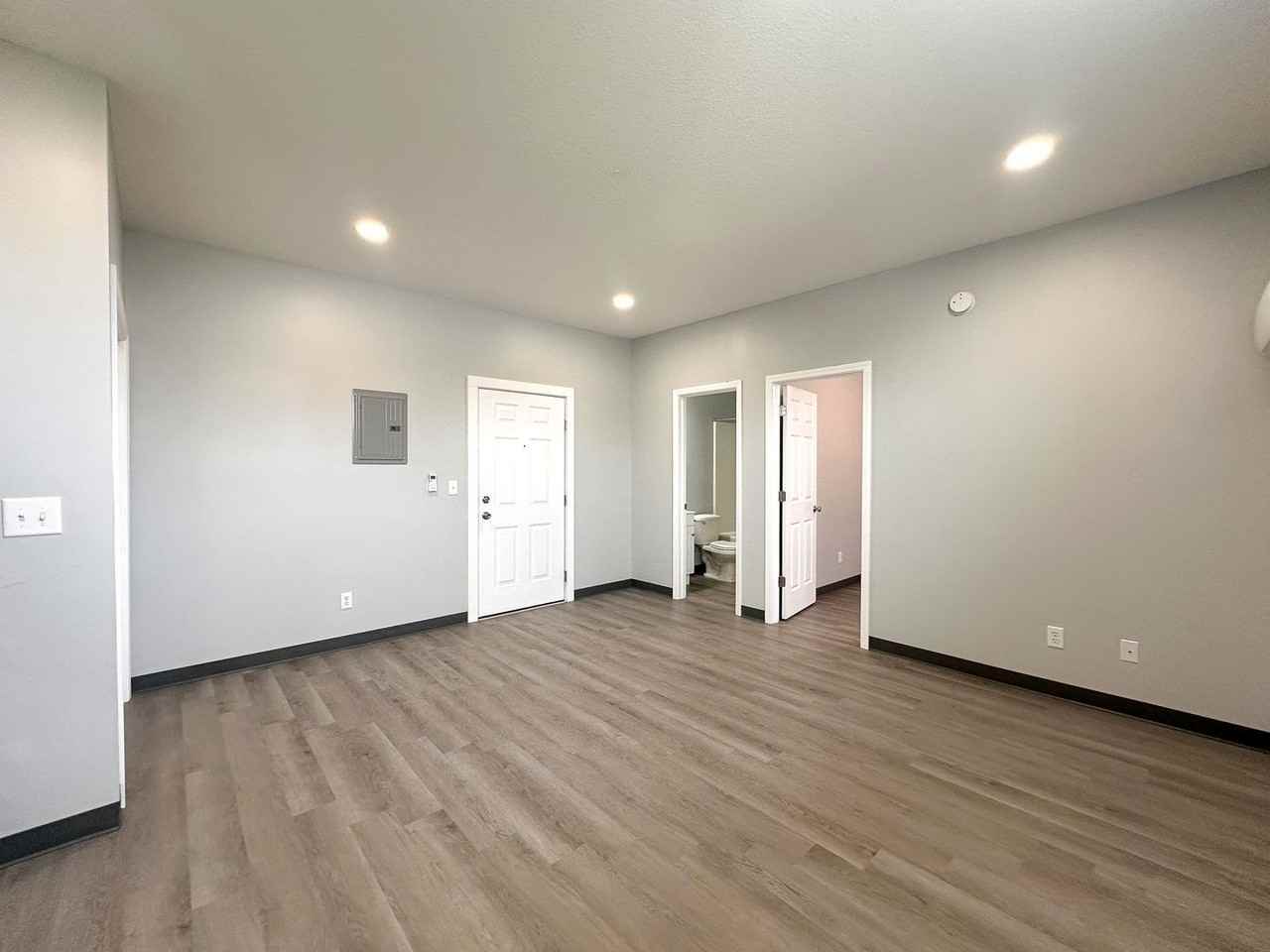 604 N Main St - Photo 5 of 10