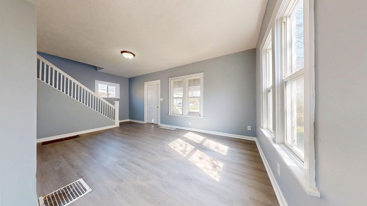 396 Grace St - Photo 2 of 10