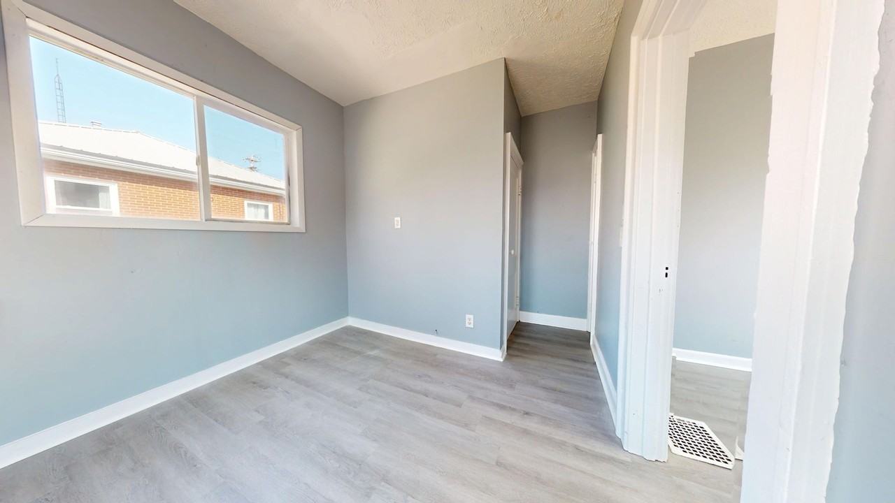 396 Grace St - Photo 5 of 10