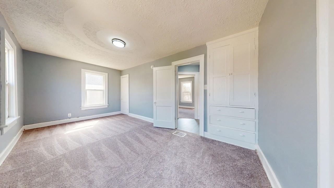 396 Grace St - Photo 6 of 10