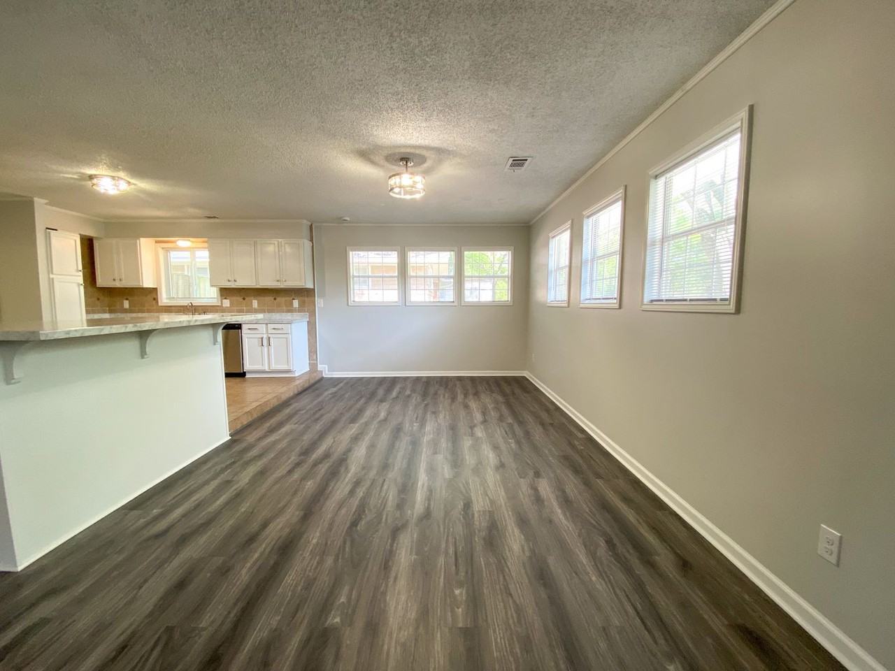4152 Rhodes Ave - Photo 7 of 22