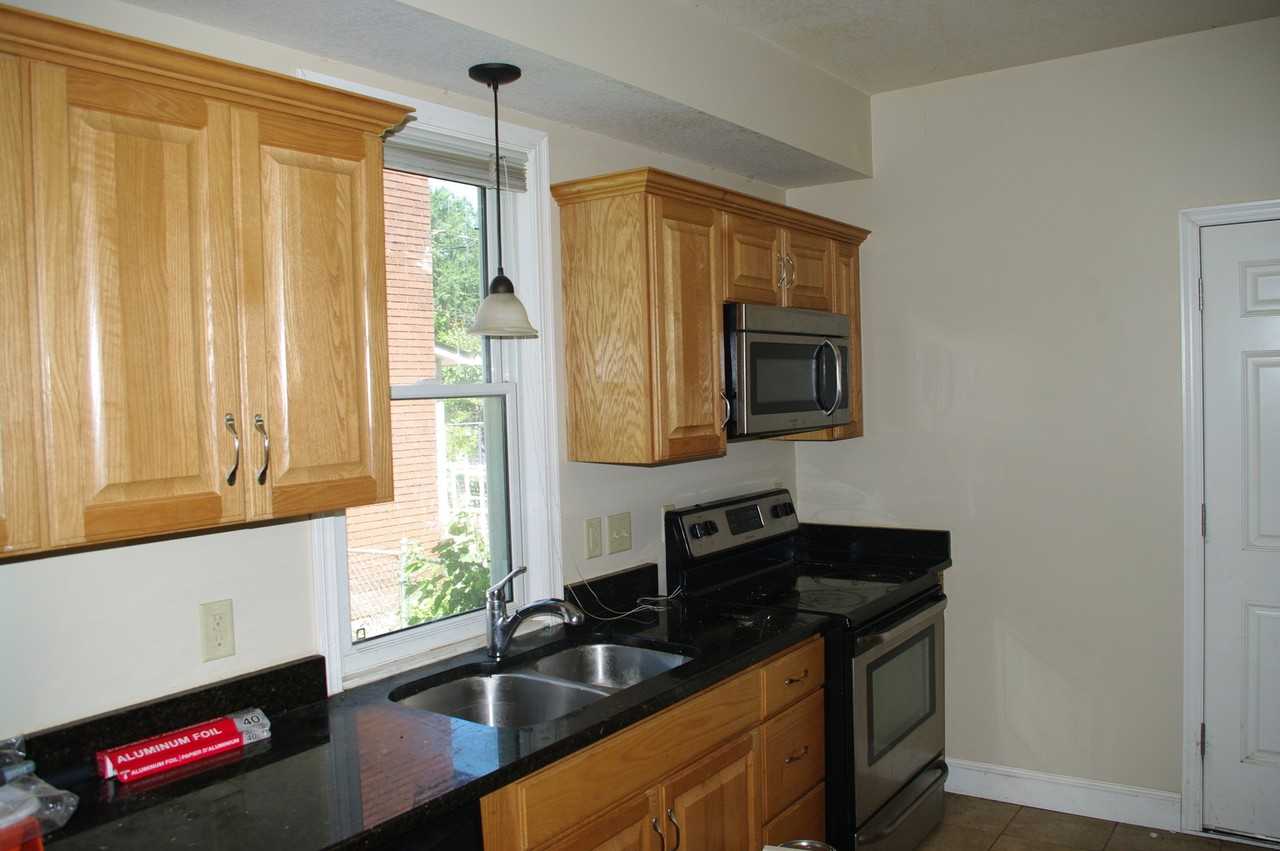1677 Sherburne Ave - Photo 4 of 10