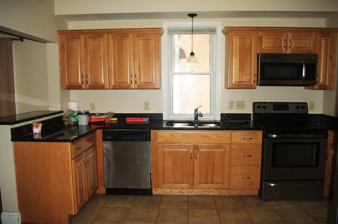 1677 Sherburne Ave - Photo 2 of 10