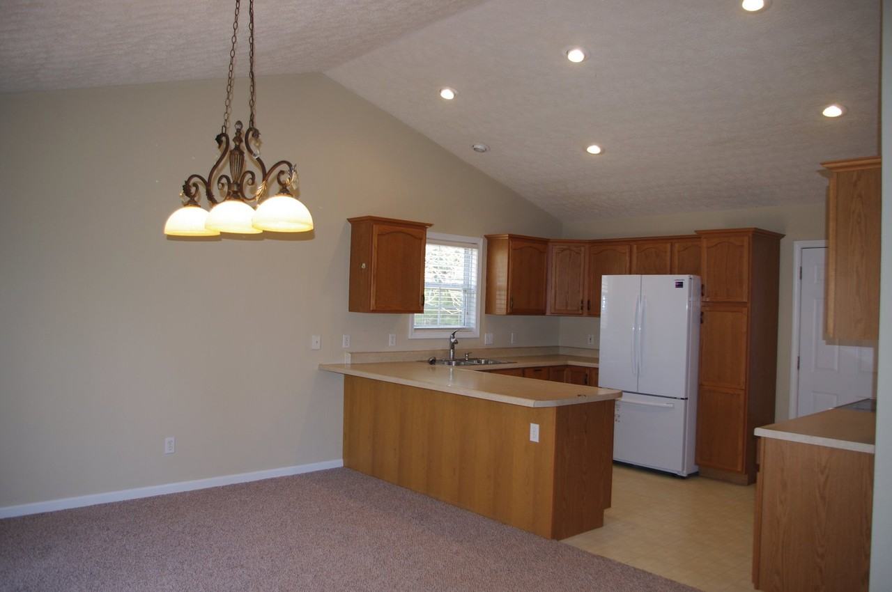 905 Hampton Ct - Photo 3 of 12
