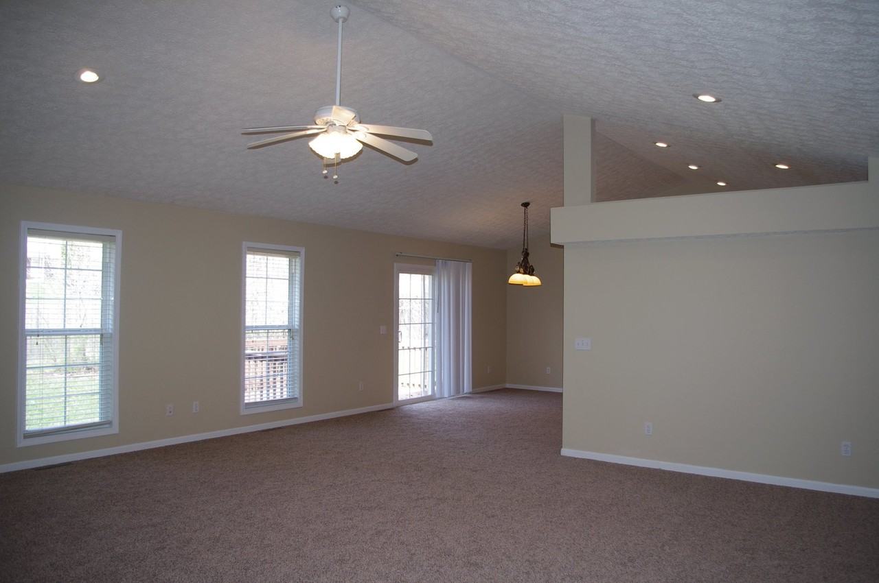 905 Hampton Ct - Photo 4 of 12