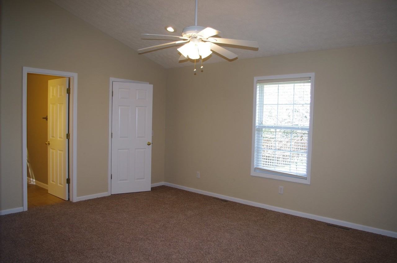 905 Hampton Ct - Photo 7 of 12