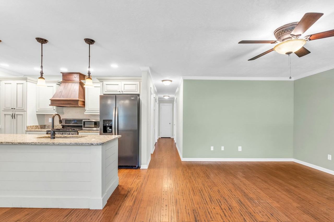 102 Hawkins St - Photo 5 of 32