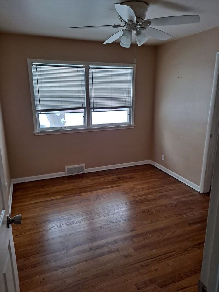 613 S 68th St - Photo 6 of 16