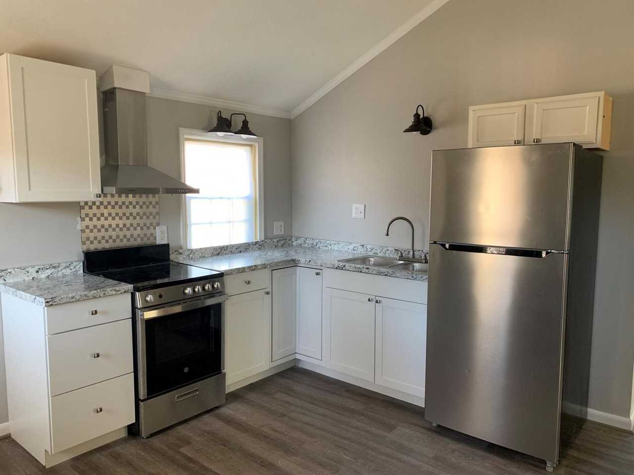208 Timberlake Dr - Photo 3 of 6
