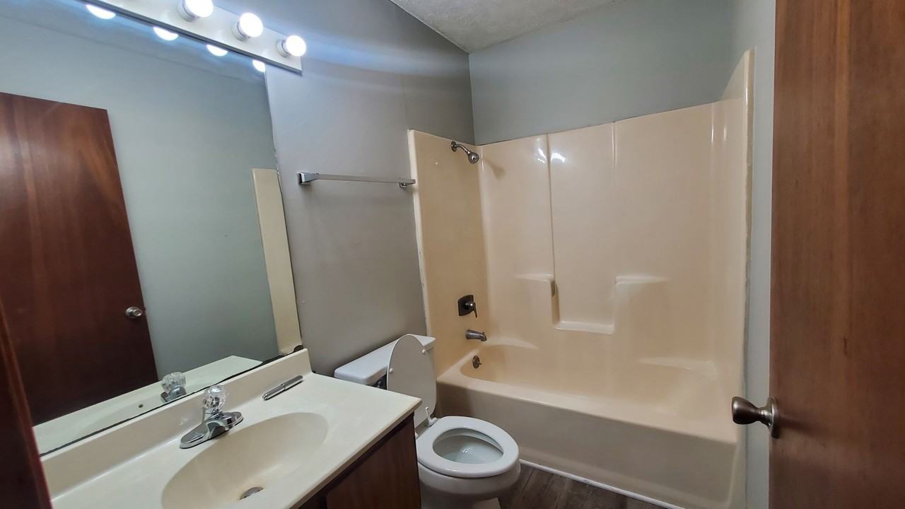 Twin Oaks Apartment Homes - Photo 3 of 8