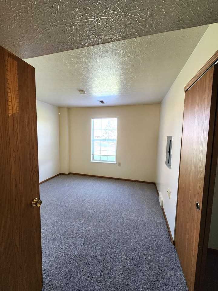 Bowling Green Estates - Photo 6 of 8