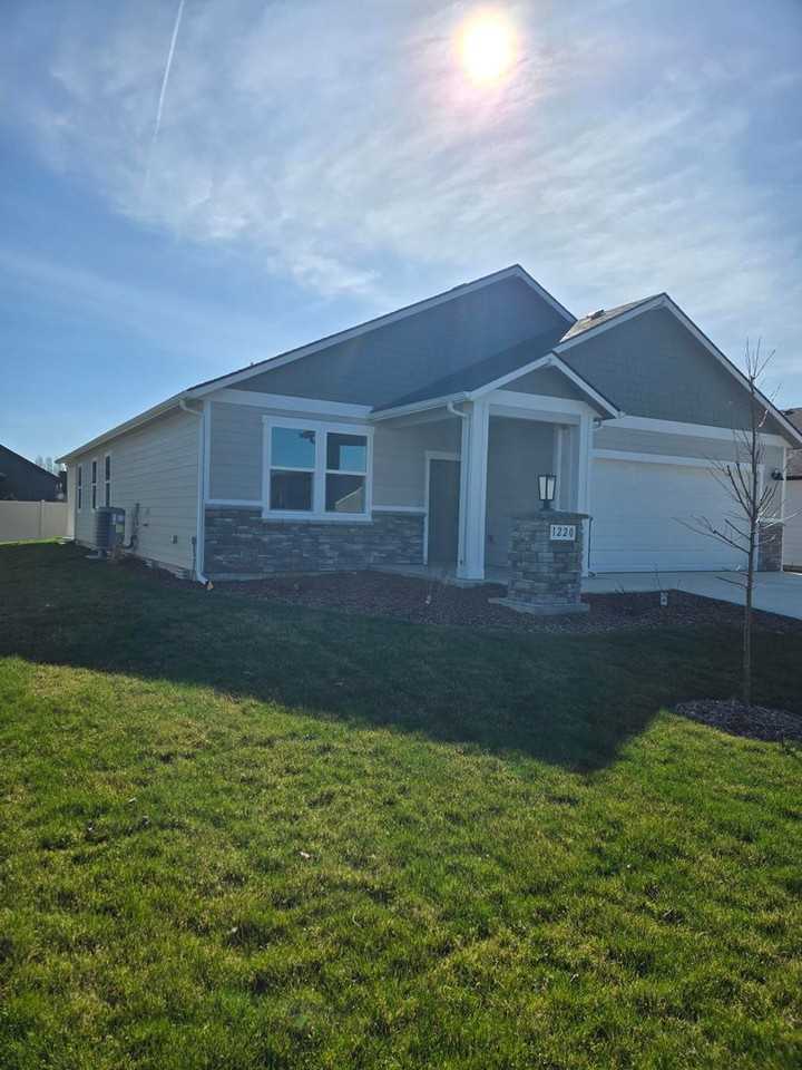 1220 N High Desert Dr - Photo 3 of 37