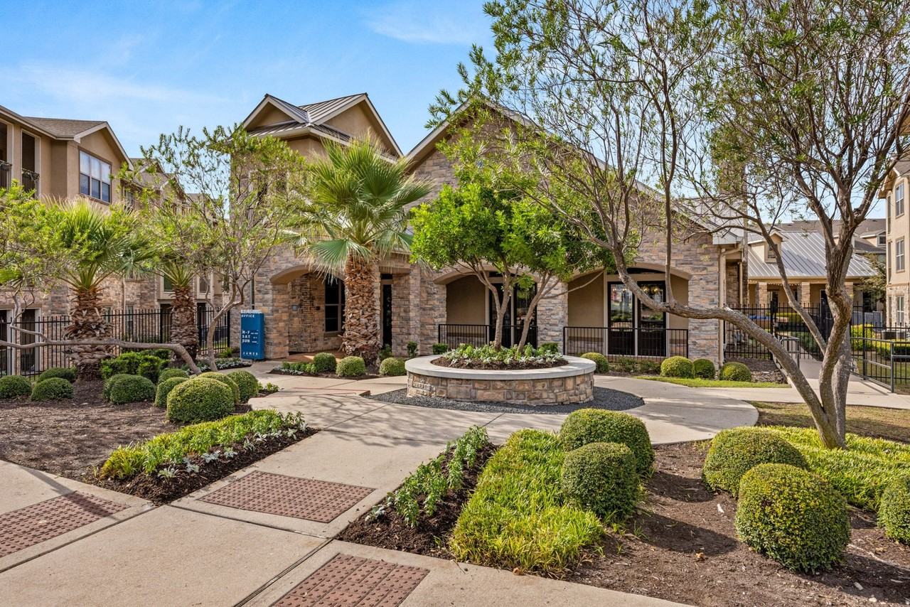 The James on South First - Photo 2 of 38