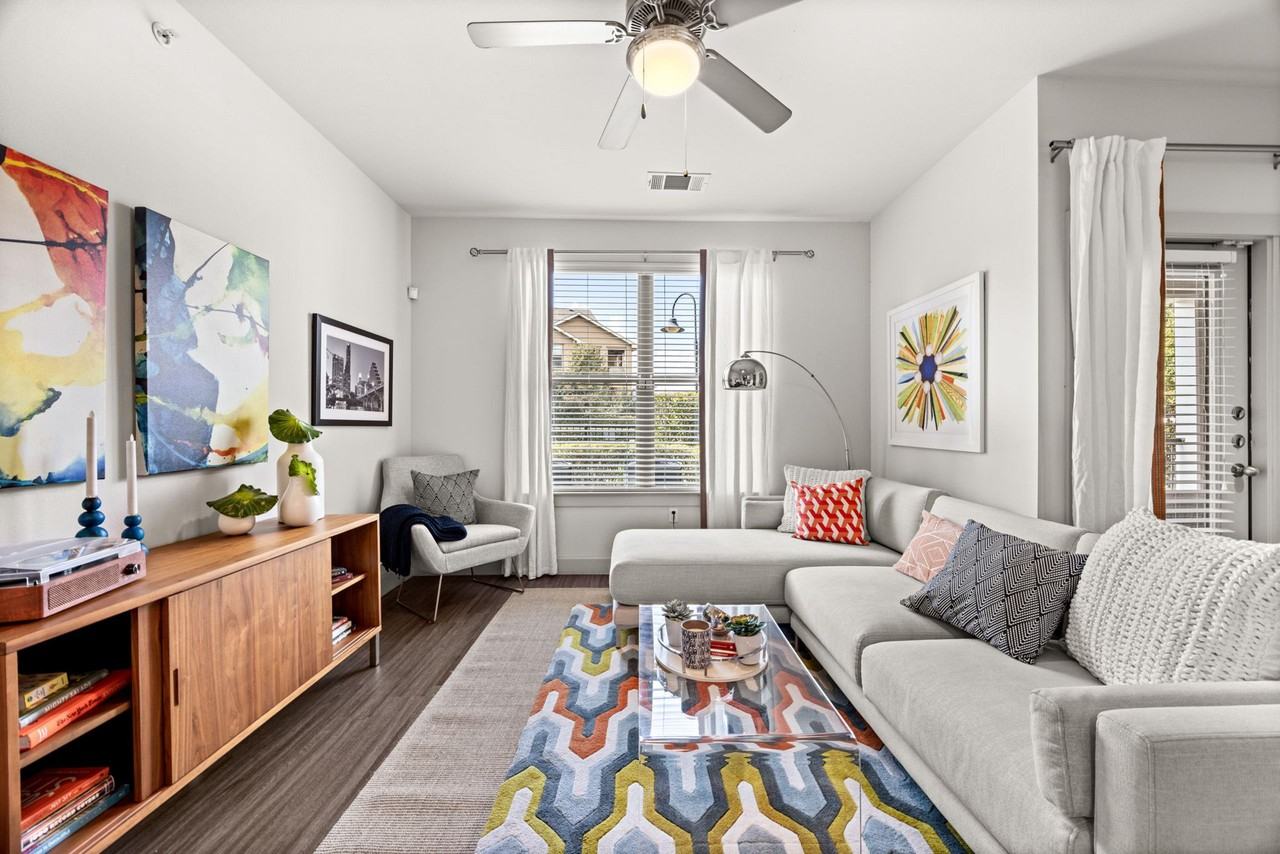 The James on South First - Photo 4 of 38