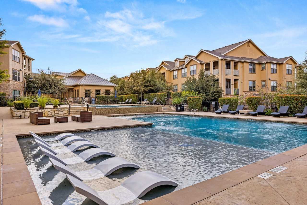 The James on South First - Photo 7 of 38